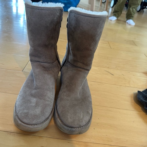 Short Ugg boots with zippers! Excellent condition - Picture 5 of 6